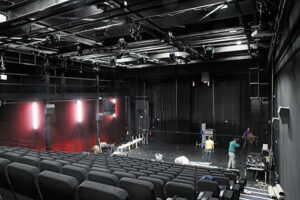 La scène en configuration spectacle - Photo © atelier Yvan Peytavin