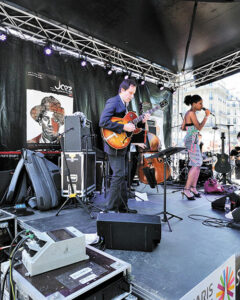 Projecteurs StarWay MiniKolor en contrejour, le backline est mutualisé