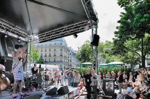 La face et les latéraux sont réalisés à partir de projecteurs StarWay TourKolor
