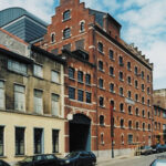 La Raffinerie surgit tel un paquebot rue de Manchester - Photo © DR