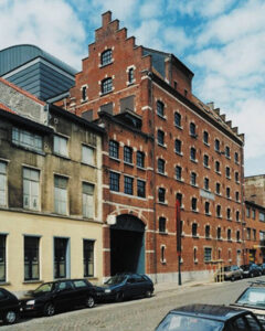 La Raffinerie surgit tel un paquebot rue de Manchester - Photo © DR