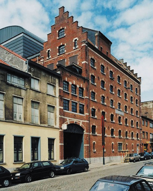 La Raffinerie surgit tel un paquebot rue de Manchester - Photo © DR