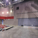 Continuité scène salle, fosse en avant-scène et balcon latéral - Photo de Patrice Morel