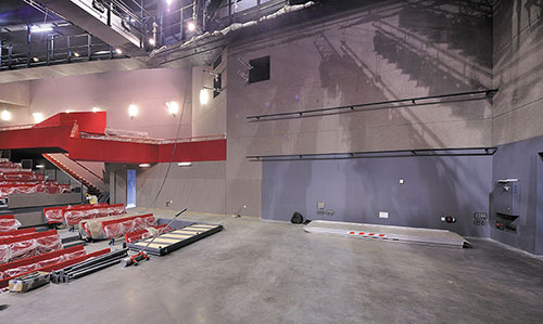 Continuité scène salle, fosse en avant-scène et balcon latéral - Photo de Patrice Morel
