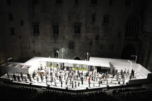Vue générale de la fin du spectacle Feuillets d’Hypnos de René Char, mise en scène Frédéric Fisbach, scénographie Laurent P. Berger - Photo © Guillaume Ziccarelli