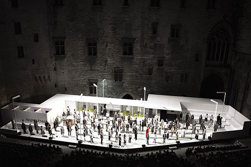Vue générale de la fin du spectacle Feuillets d’Hypnos de René Char, mise en scène Frédéric Fisbach, scénographie Laurent P. Berger - Photo © Guillaume Ziccarelli