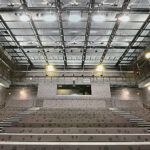 Salle avec rapport frontal, régie fixe et plafond technique - Photo de Patrice Morel