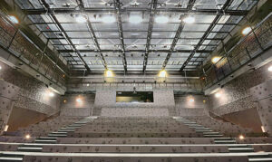 Salle avec rapport frontal, régie fixe et plafond technique - Photo de Patrice Morel