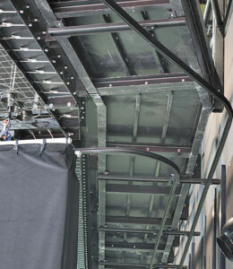 Passerelle et une des membrures du gril souple Stacco Safety Rig© (en haut), patiences des tentures de projection (en bas), traitement acoustique (à droite)