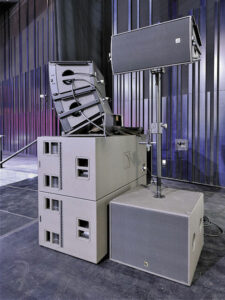Complément de diffusion sonore L-Acoustics posé à même le sol, near fill (à gauche), side fill (à droite)