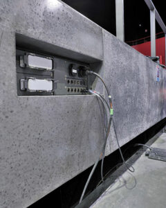 Caniveau en bordure de la fosse, boîtier de communication des réseaux scéniques audio