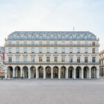 Place du Palais Royal, “Derrière ces murs, un autre monde” - Photo © Cyril Marcilhacy