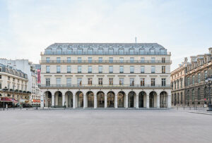 Place du Palais Royal, “Derrière ces murs, un autre monde” - Photo © Cyril Marcilhacy