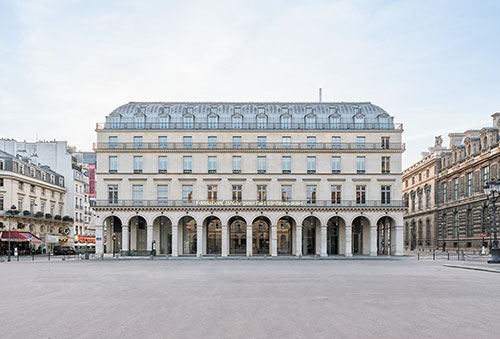 Place du Palais Royal, “Derrière ces murs, un autre monde” - Photo © Cyril Marcilhacy