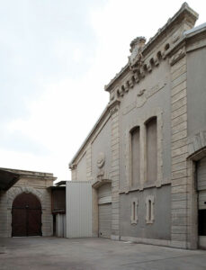 Vue extérieure avec l’entrée du public - Photo de la Scène Nationale de Sète - Florent Joliot