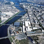 Vue aérienne de l’Île de Nantes, (en bas à droite) les Nefs Dubigeon