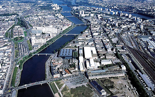 Vue aérienne de l’Île de Nantes, (en bas à droite) les Nefs Dubigeon