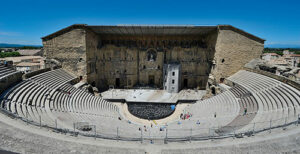 Le théâtre antique et son mur de scène encore intacte