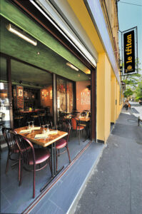 Le restaurant, salle côté rue