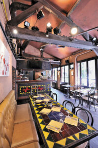 Le restaurant , salle principale et son bar