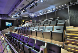 Salle 2 : balcon et ses fauteuils fixes
