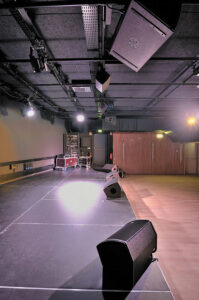 Vue transversale de la scène de la petite salle Club