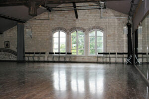 À l'étage, une salle de 200 m2
