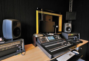 Régie studio principale : régie son captation (salle 2) et postproduction