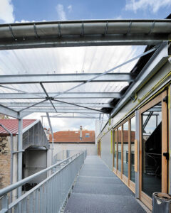 Passerelle extérieure (accès aux zones de production)