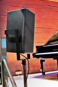 Salle 2 : diffusion sonore d&b audiotechnik en nez-de-scène, en direction du parterre