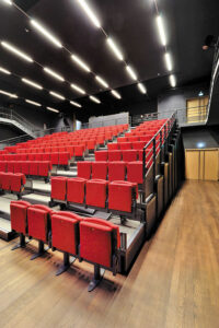 Espace Pierre Vaneck, gradin télescopique déployé - Photo © Patrice Morel