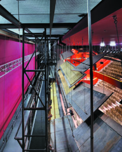 Première passerelle au niveau du cadre de scène (photo à partir d’une ouïe latérale, 4e niveau de balcon en salle)