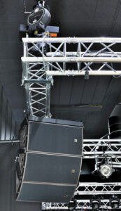 Diffusion sonore L-Acoustics Arcs Focus et Arcs Wide, le point de fixation est entré sous le truss fixe de scène