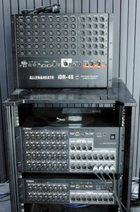Stage Box Yamaha E/S Rio3224-D et Yamaha E/S Rio1608-D (en bas) ; mix-rack Allen & Heath IDR-48 (posé dessus)
