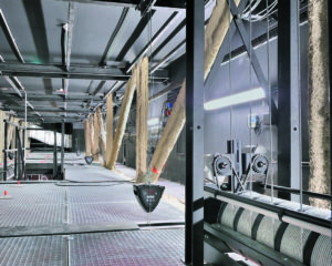 Plafond technique de salle, une des deux équipes du proscenium équipé de ses stop-chutes, escalier d’accès à la 1ère passerelle