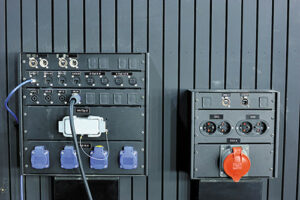 Brassage audio au poste de régie retour grande salle ; boîtier lumière comprenant XLR 5 br, etherCON, PC 10/16 A 2P+T 230 V circuits gradués, PC 3P+N+T 230 V/400 V 32 A/ph, PC 10/16 A 2P+T 230 V