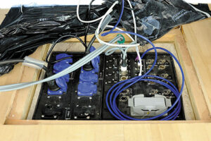 Baie de brassage audio au poste de régie façade grande salle comprenant XLR AES3 et analogiques, etherCON, opticalCON, speakON, Harting 64 br