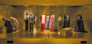 Vitrine “grands et petits” dans la tragédie - Photo © CNCS/Pascal François