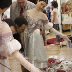 Séance d’essayage pour l’étoile Isabelle Ciaravola dans son costume de Nourreda en présence de Christian Lacroix - Photo de Anne Deniau