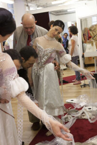 Séance d’essayage pour l’étoile Isabelle Ciaravola dans son costume de Nourreda en présence de Christian Lacroix - Photo de Anne Deniau