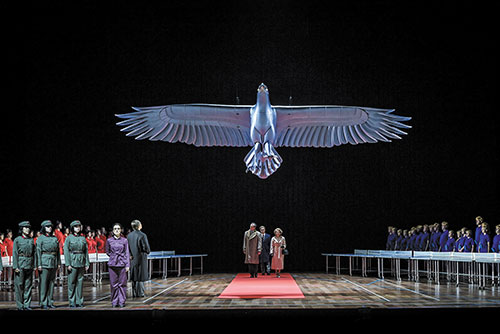 Haie d’honneur et rutilant oiseau d’acier : Pat et Richard Nixon atterrissent sur le plateau de l’Opéra Bastille - Photo © Vincent Pontet/OnP