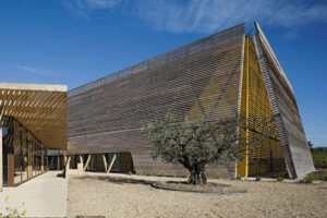 Le bâtiment est essentiellement composé de bois issu des forêts du Mont Ventoux - Photo © DR