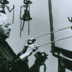Lotte Reiniger manipulant une silhouette - Photo © Stadtmuseum Tübingen