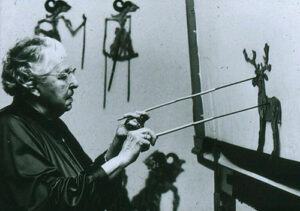 Lotte Reiniger manipulant une silhouette - Photo © Stadtmuseum Tübingen