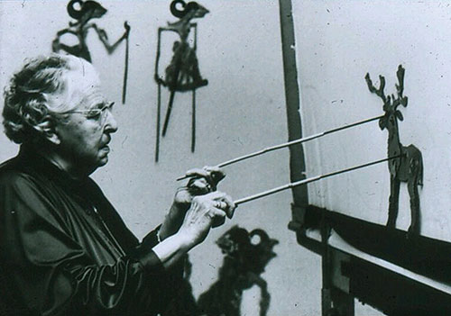 Lotte Reiniger manipulant une silhouette - Photo © Stadtmuseum Tübingen