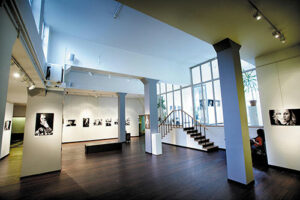 Une salle d'exposition est située au rez-de-chaussée - Photo © DR