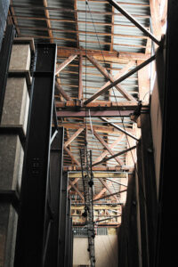 Les structures en bois de la halle abritant la “boîte” du Séchoir - Photo © François Delotte