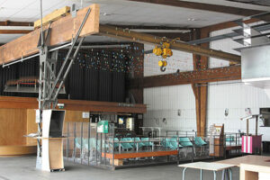 Vue du hall d'entrée et du bar avec leur aspect brut d’origine - Photo © François Delotte