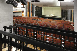 Le plateau de l’Opéra Bastille vu de la salle pendant une répétition - Photo © S. Mathé / Opéra national de Paris