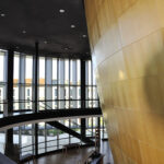 Vue de l’accueil dans le grand hall - Photo © Mahtab Mazlouman